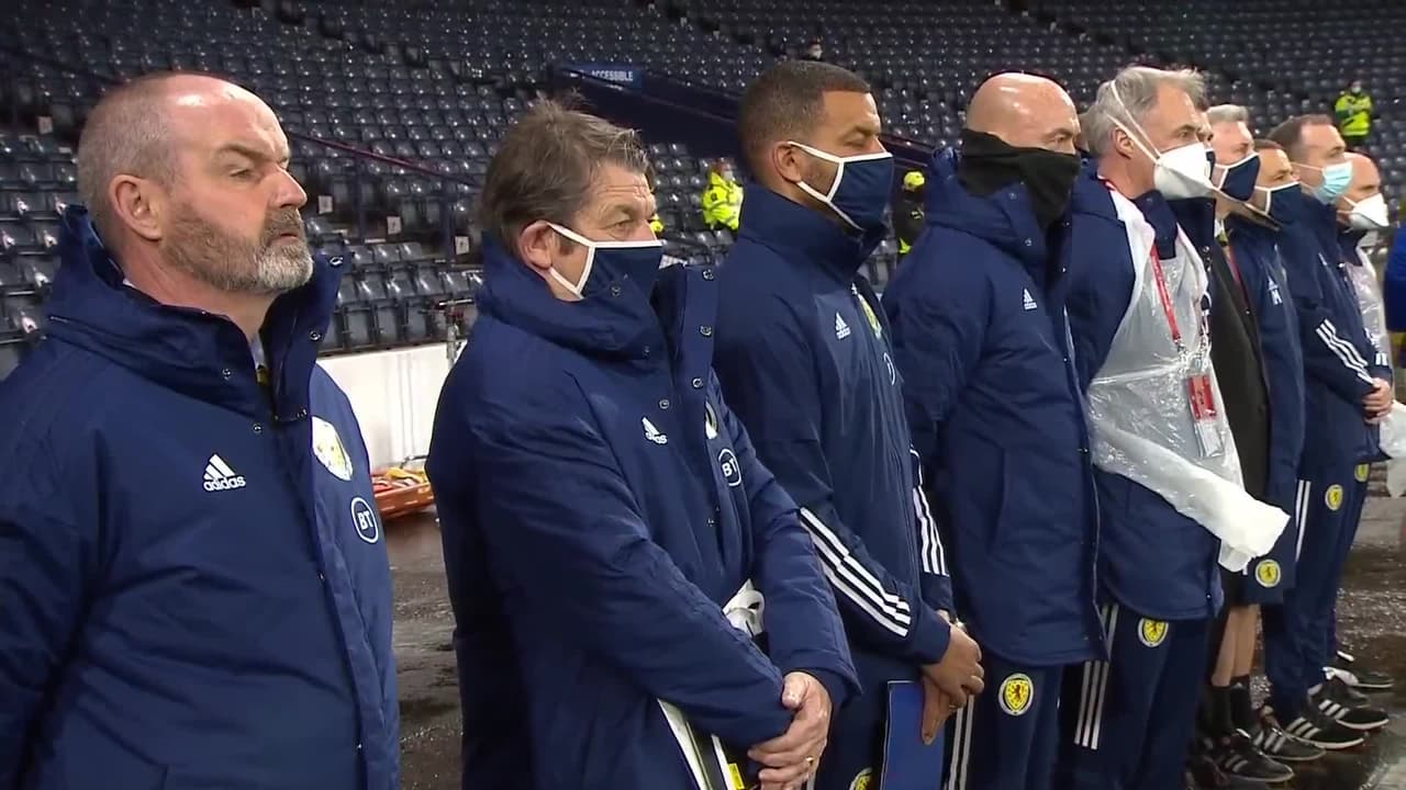 Arranca el partido y la pelota está en juego.