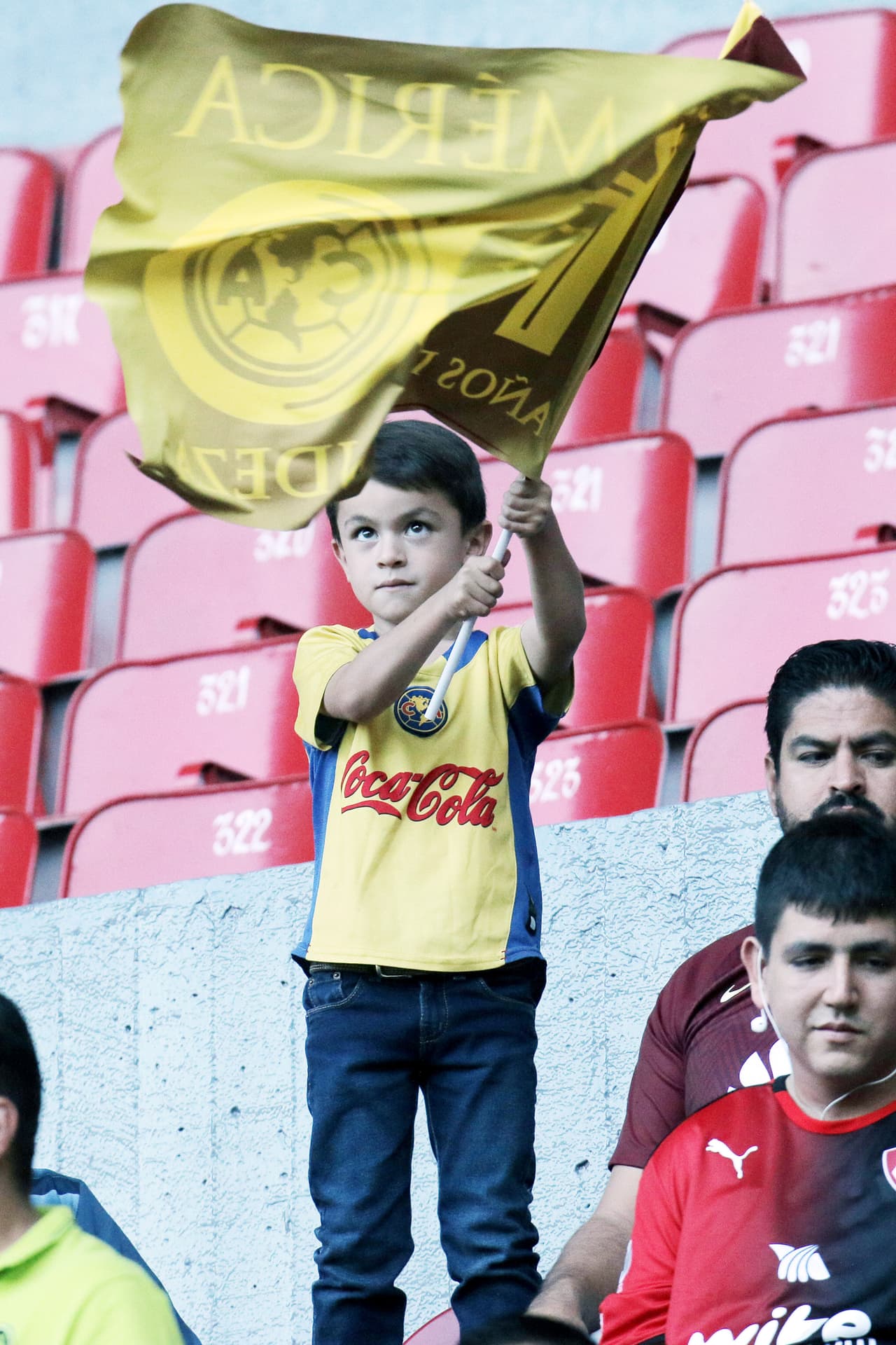 El colorido de la afición en la Jornada 16