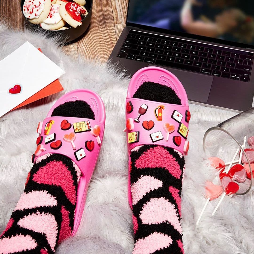 Los Crocs se han convertido en algo así como un zapato básico durante la pandemia,