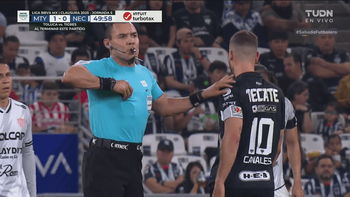 Antes de finalizar la primera parte el árbitro amonestó al español.