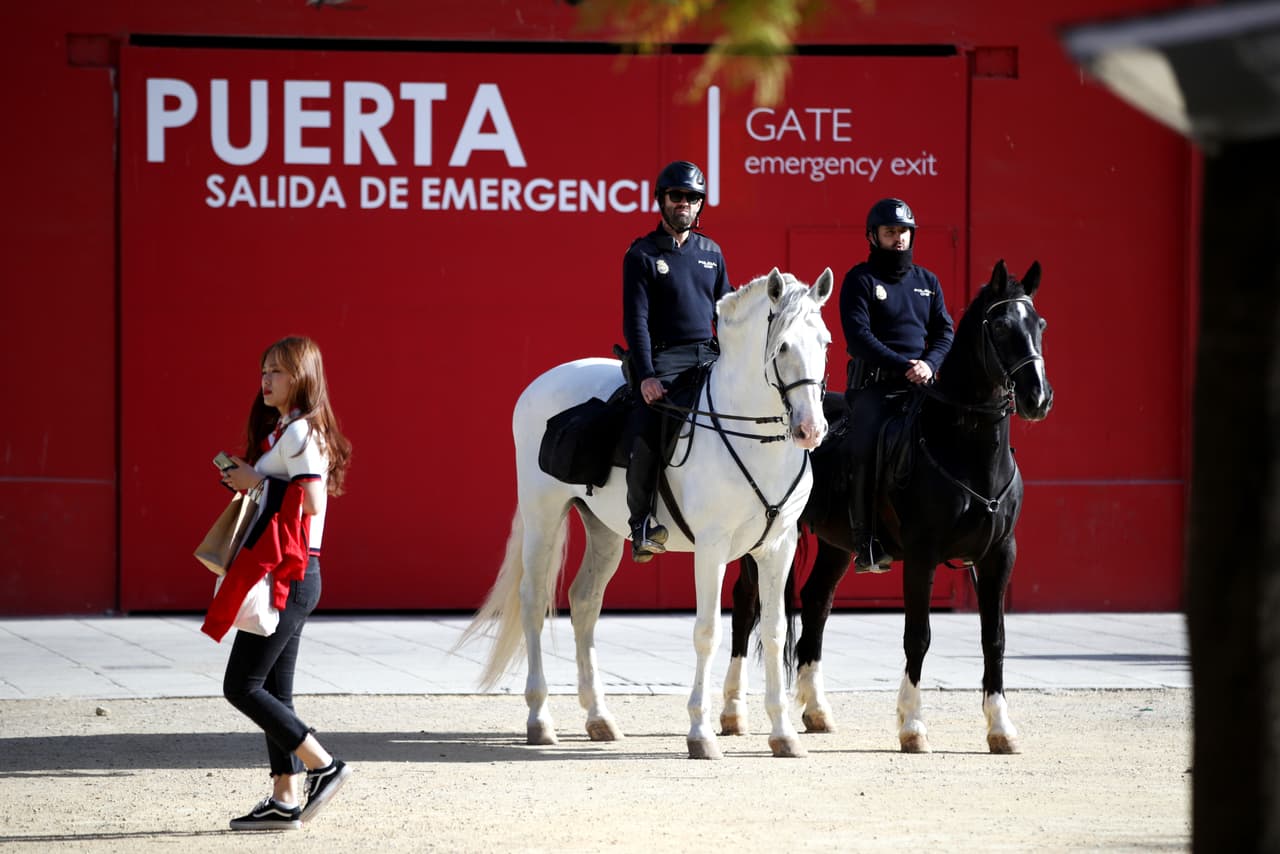 Los aficionados del Sevilla y los del Bayern Múnich se juntaron en el Ramón Sánchez Pizjuán para presenciar el duelo de cuartos de final de la Champions League. Mucho colorido, alegría y buen ambiente en la capital de Andalucía.
