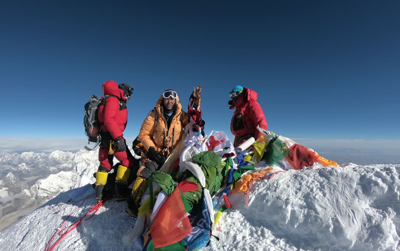 Según los expertos, la larga fila en el Everest se debe a la proliferación de permisos de escalada así como al reducido número de ventanas meteorológicas adecuadas para llegar a la cima.