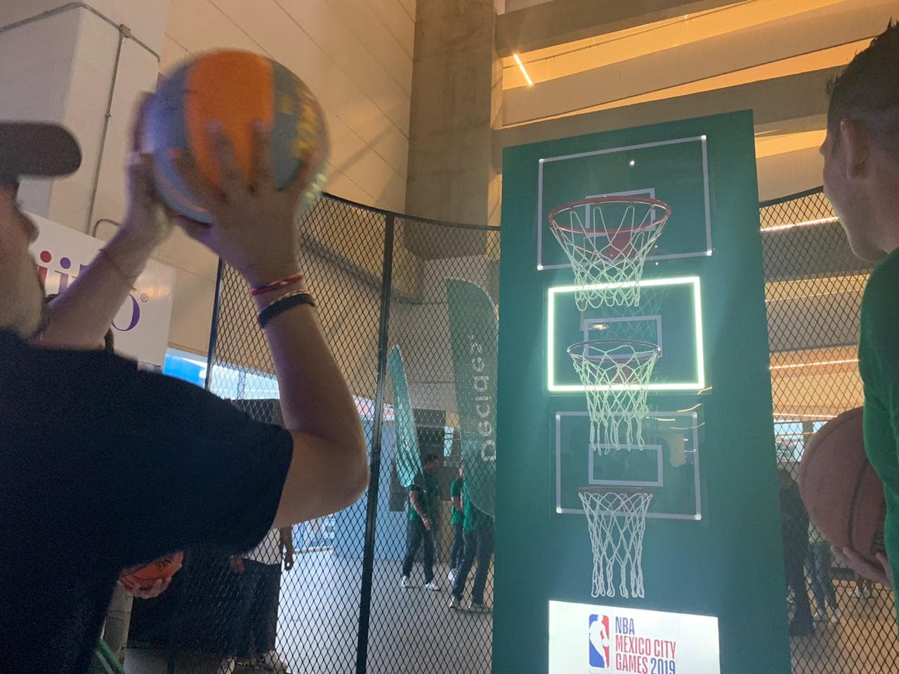 Con diversas actividades dentro de la Arena México, la afición ya calienta para el juego entre Pistons y Mavericks.