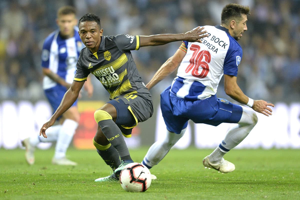 Héctor Herera (derecha) es superado en una acción de juego por Niltinho (izquierda) del Chaves durante el juego.