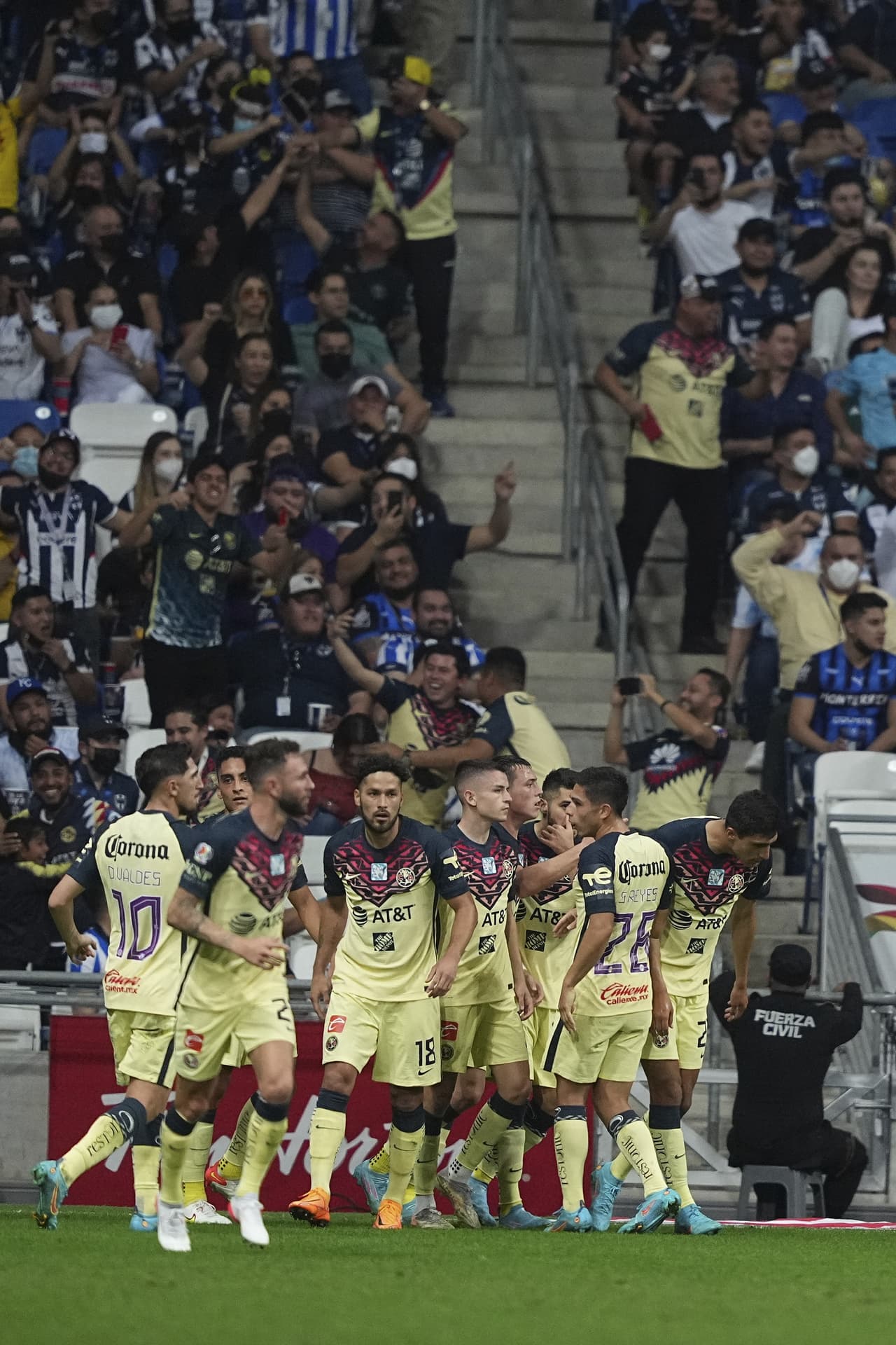 América inició ganando al 34' con un cabezazo de Álvaro Fidalgo que dio mucho de qué hablar, ya que el gol se generó en una jugada apretada de fuera de juego que se revisó en el VAR durante varios minutos.