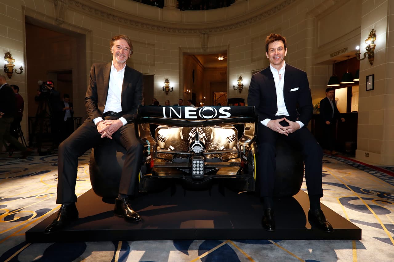 La prestigiosa marca hizo una asociación de rendimiento con INEOS en diciembre, y el fabricante reveló en el Club Real del Automovilismo, que INEOS se ha convertido en el socio principal de su equipo de Formula 1.