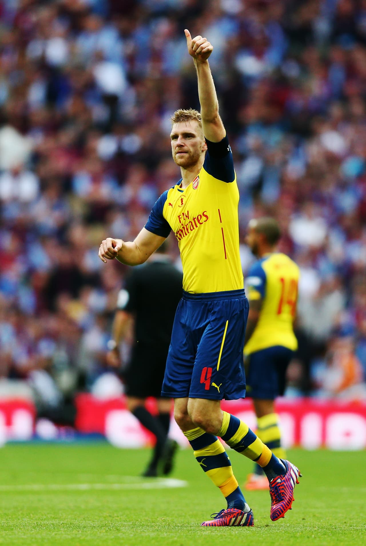 Los Gunners destrozaron al Aston Villa para alzar la Copa de Inglaterra.