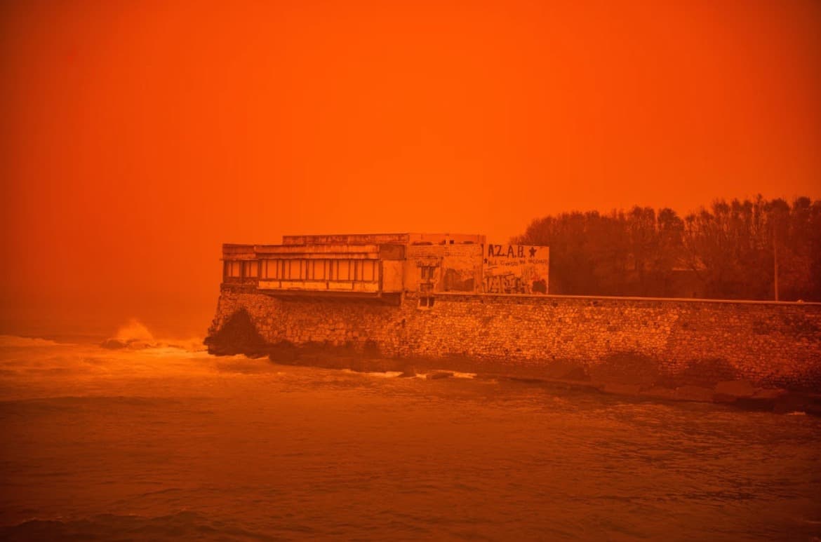 Cielo rojo "apocalíptico" y tormenta sacuden Grecia; estas son las imágenes del fenómeno