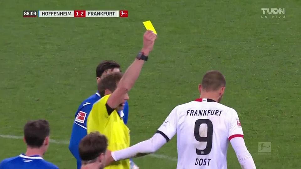 Tarjeta amarilla. El árbitro amonesta a Bas Dost de Eintracht Frankfurt