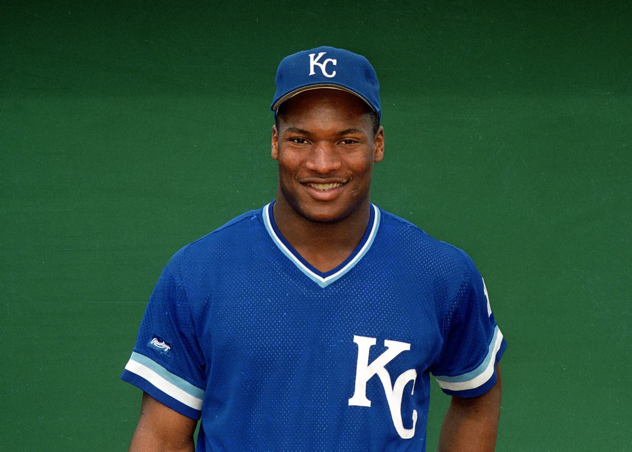 <b>Bo Jackson</b> – El nombrado como mejor atleta de la historia, ganó ese distintivo gracias a sus carreras en la MLB y la NFL ya que en ambas fue nombrado All-Star, convirtiéndose en la primera persona en conseguirlo. En la NFL jugó para Los Angeles Raiders y en la MLB jugó para los Kansas City Royals, Chicago White Sox y California Angels.