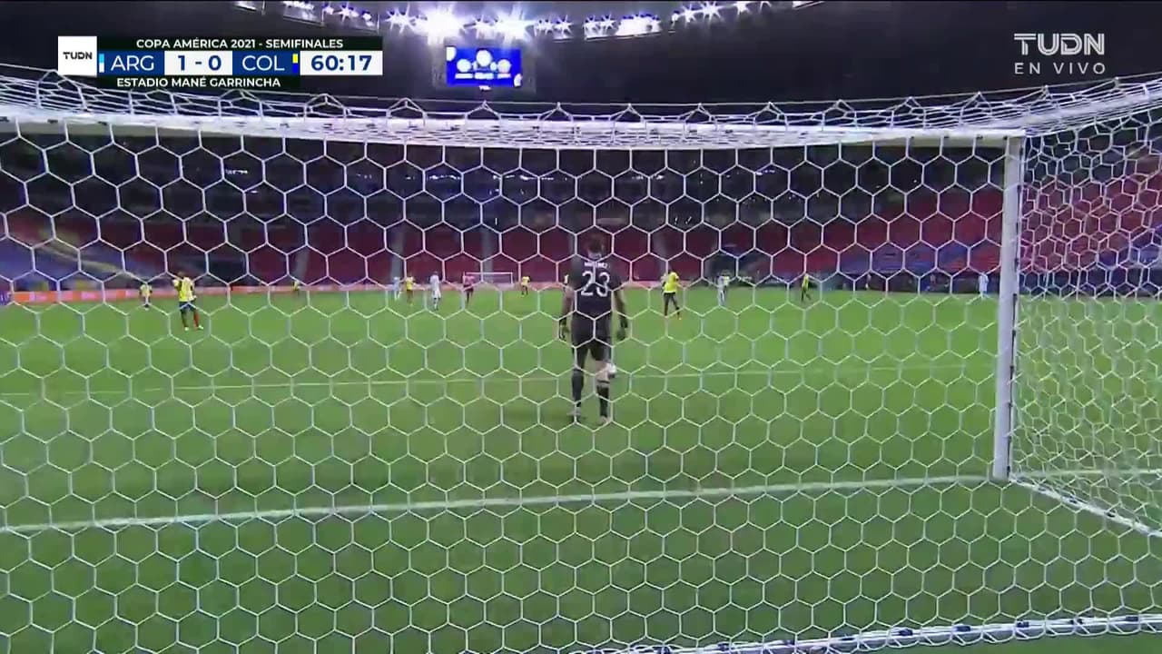 ¡GOL!  anota para Colombia. Luis Díaz