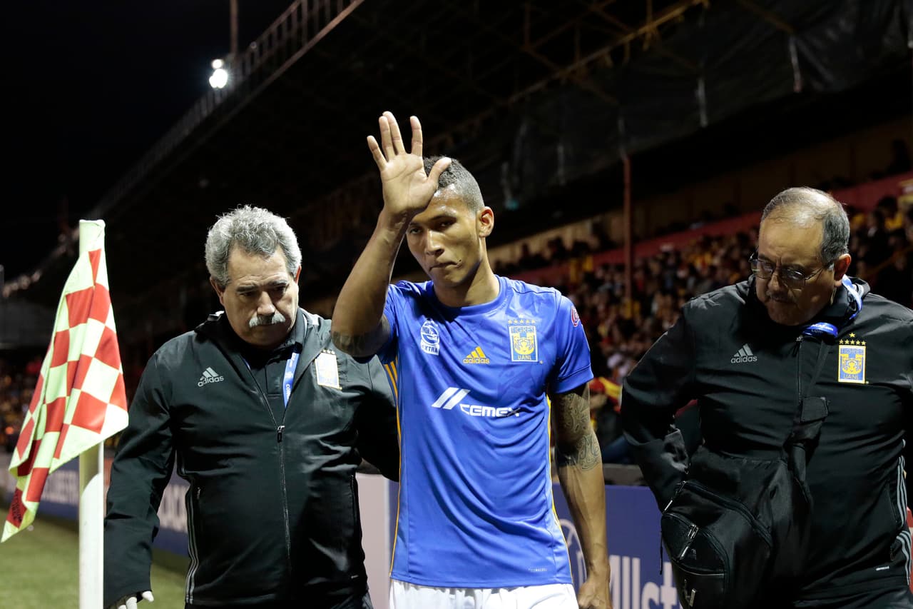 El protagonista del primer gol de Tigres salió en medio de una lesión.