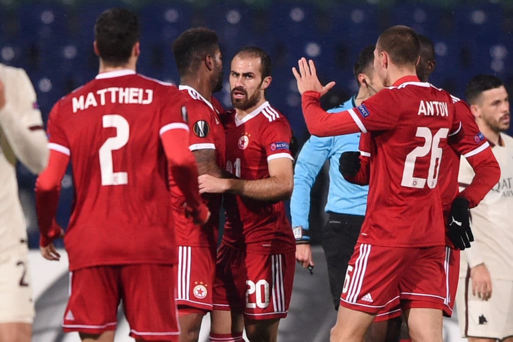 CSKA Sofía se impone al AS Roma 3-1 durante la última jornada de la UEFA Europa League. Tiago Rodrigues abría el marcador para los búlgaros, pero fue al 22 cuando Tommaso Milannese igualaba las cosas, sin embargo, el doblete de Ali Sowe, le dio el gane al equipo de Sofía.