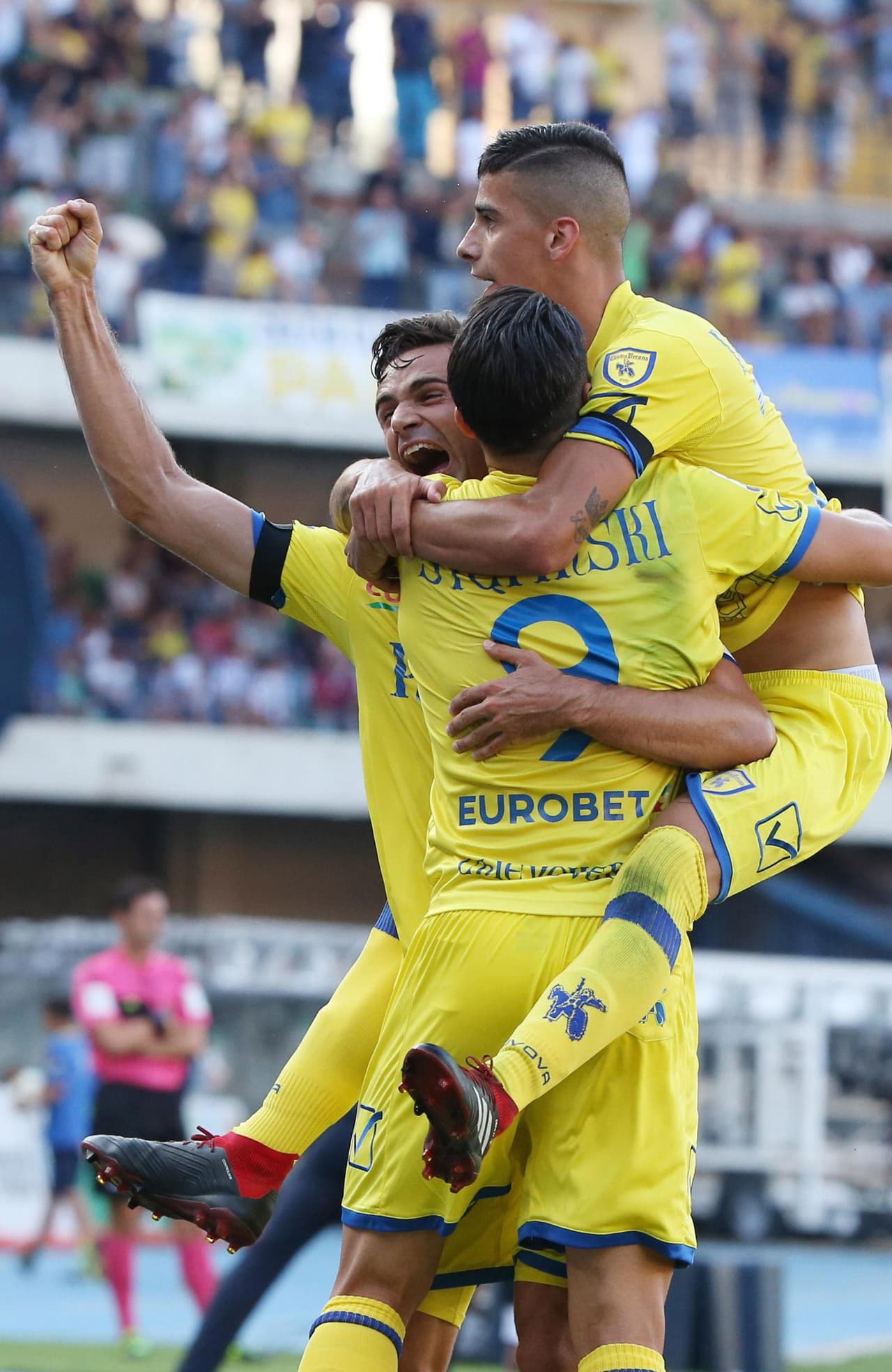 La fiesta se prendió para los locales en una remontada que dejaba un feo panorama en el debut en Serie A de Cristiano Ronaldo.