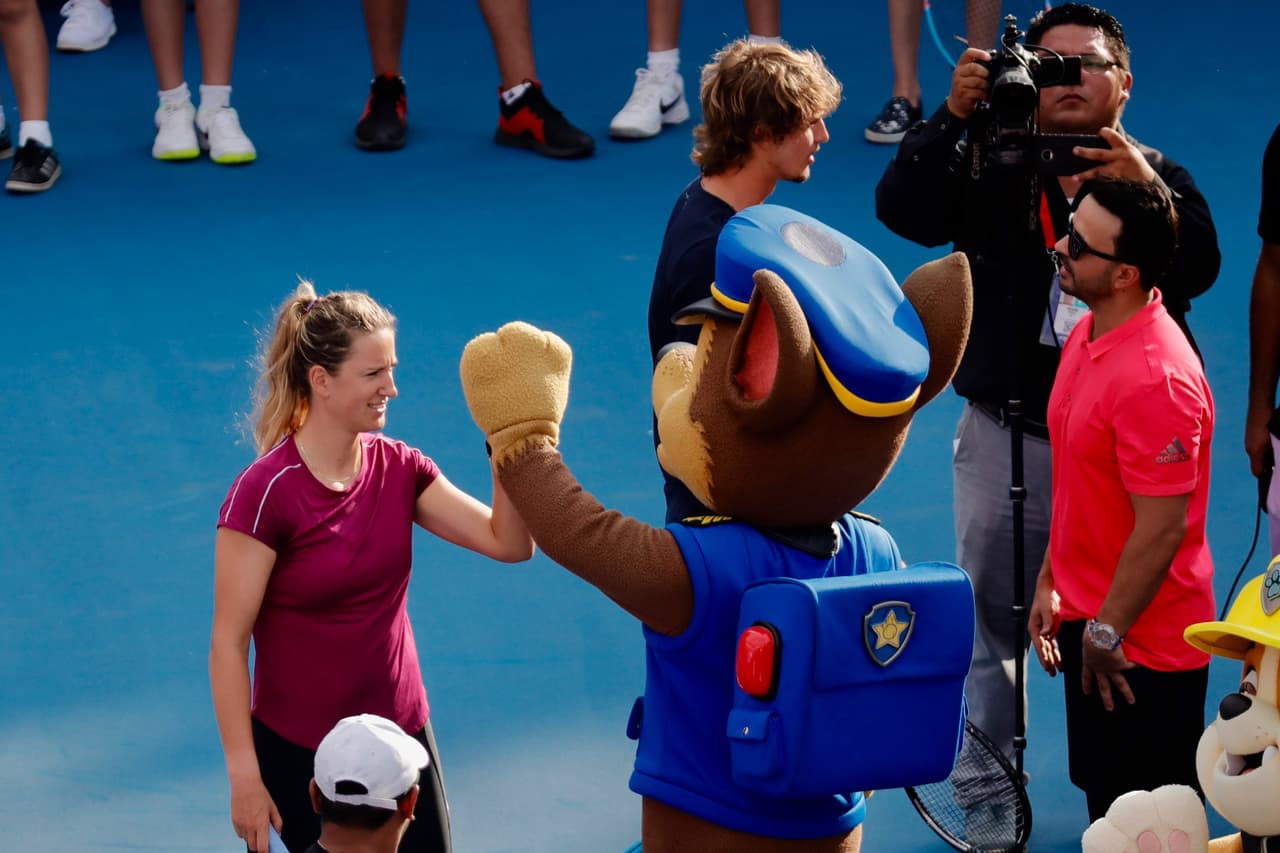 Aquí se ve a la exnúmero 1 del mundo (izq) Victoria Azarenka convivir con uno de los personajes de Paw Patrol en medio del Kids Day, un evento que congrega a algunos niños con las estrellas del torneo antes de ponerse serios.