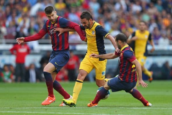 El Barcelona defendía con mucha gente y cortaba bien los ataques de los colchoneros.