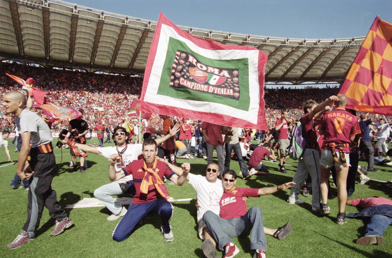 Roma salió campeón de la Serie A de Italia en la temporada 2000/01 por delante del poderoso Juventus de Turín. Fue su primer 'scudetto' desde la temporada 1982/83 y el tercero de su historia.