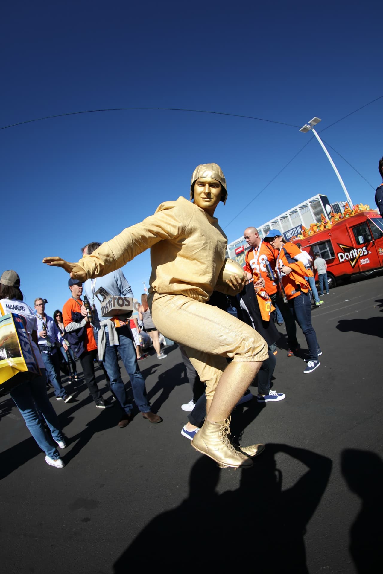Los aficionados al fútbol americano ya no tienen que esperar, el día llegó para el Super Bolw 50 y la pasión en San Francisco está que arde. Checa las mejores tomas.