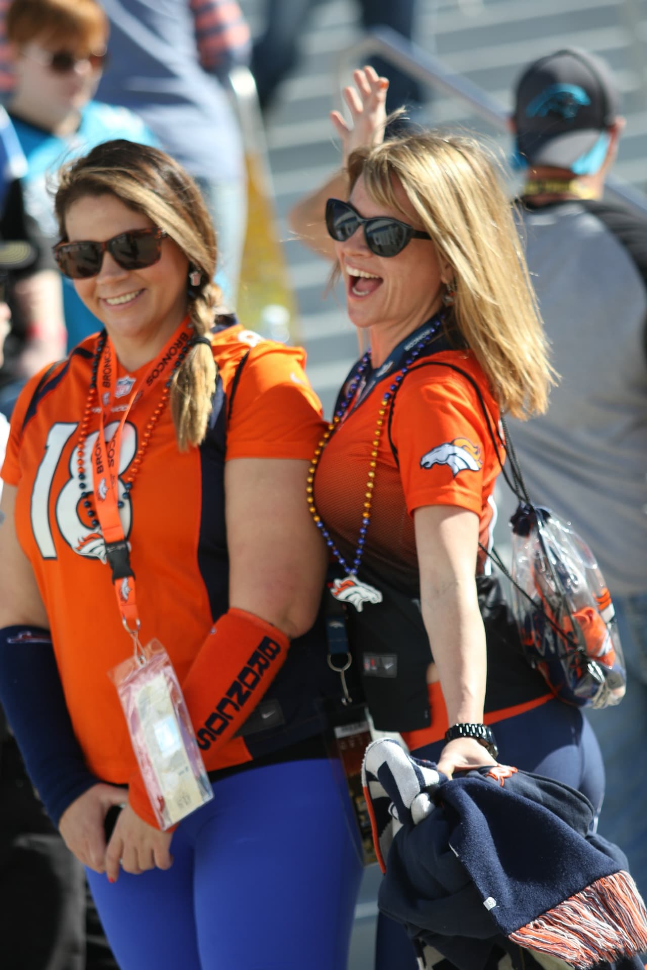 Los aficionados al fútbol americano ya no tienen que esperar, el día llegó para el Super Bolw 50 y la pasión en San Francisco está que arde. Checa las mejores tomas.