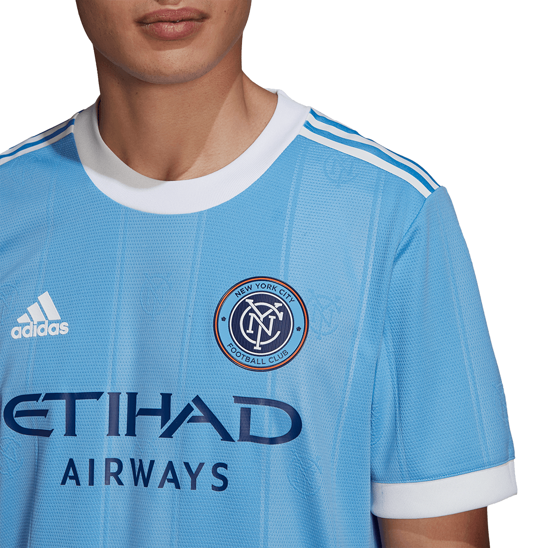 La bandera del estado de Nueva York aparece justo arriba de la zona donde se imprime el nombre de los jugadores.
<br>