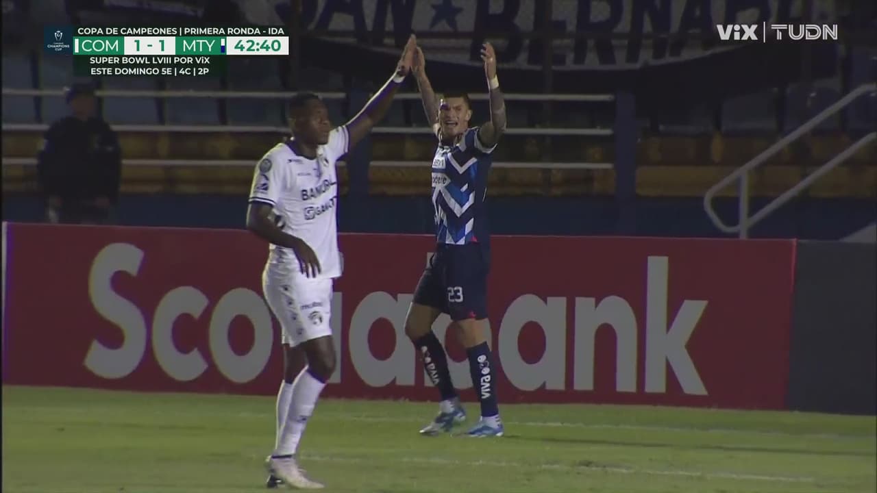 ¡Lo salva la bandera! Brandon falla una clarísima para Rayados