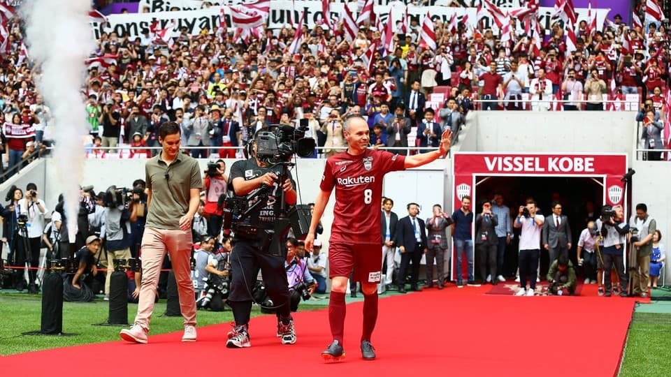 Andrés Iniesta fue presentando ante miles de aficionados del Vissel Kobe
