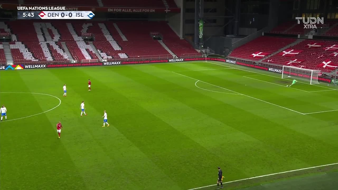 ¡TIRO ATAJADO! disparo por Birkir Bjarnason.