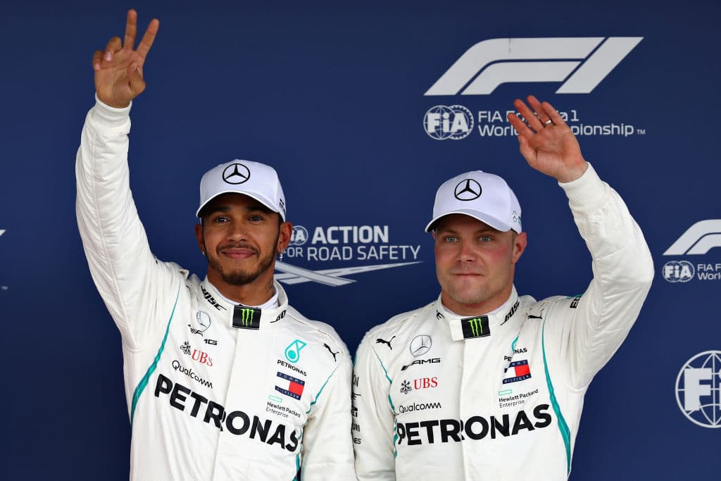 Con el título de pilotos ya ganado, Lewis Hamilton (izquierda) buscará con Valtteri Bottas (derecha) el título de constructores para la escudería Mercedes.