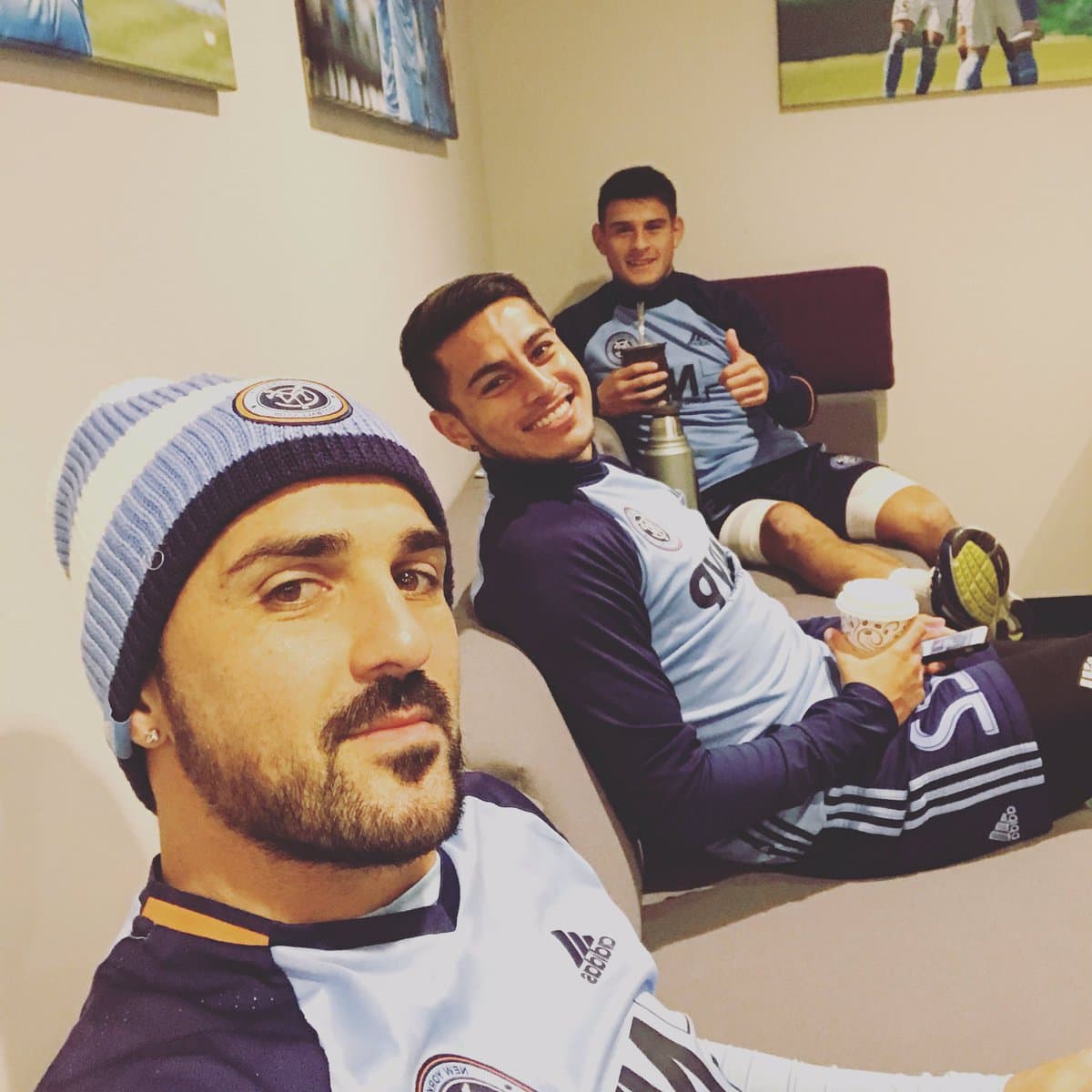 También hubo tiempo para el relax tras el entrenamiento. Aquí David toma un café (¿Y mate?) con sus compañeros Rónald Matarrita y Diego Martínez. (Twitter | @Guaje7Villa)