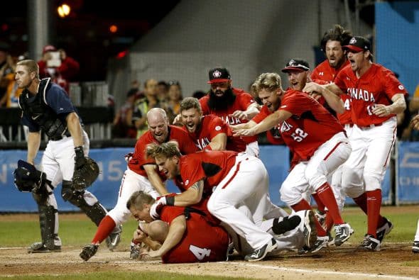 Las medallas del béisbol masculino en los Panamericanos-2015 se repartieron de la misma manera que cuatro años atrás: oro para Canadá, plata para Estados Unidos y bronce para Cuba. Estados Unidos ganaba 3x0. Canadá dio alcance 3x3. Luego el marcador se puso 4x4 y el título se definió en extra innings. Los de las barras y las estrellas timbraron dos carreras en la décima entrada y parecían quedarse con el oro, pero los de la hoja de maple remontaron con tres y terminaron ganando 7x6 ante el delirio de la afición.