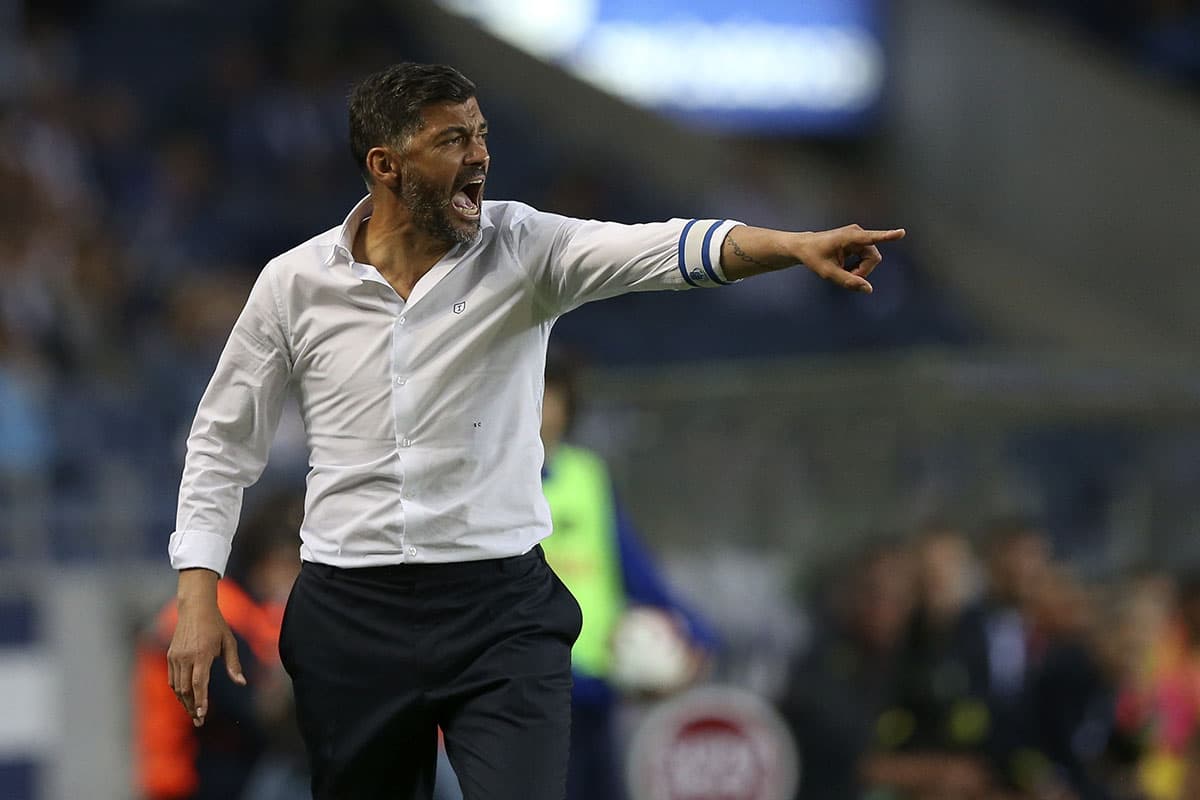 El entrenador del Porto, Sérgio Conceição, estuvo muy activo durante el juego dando indicaciones.
