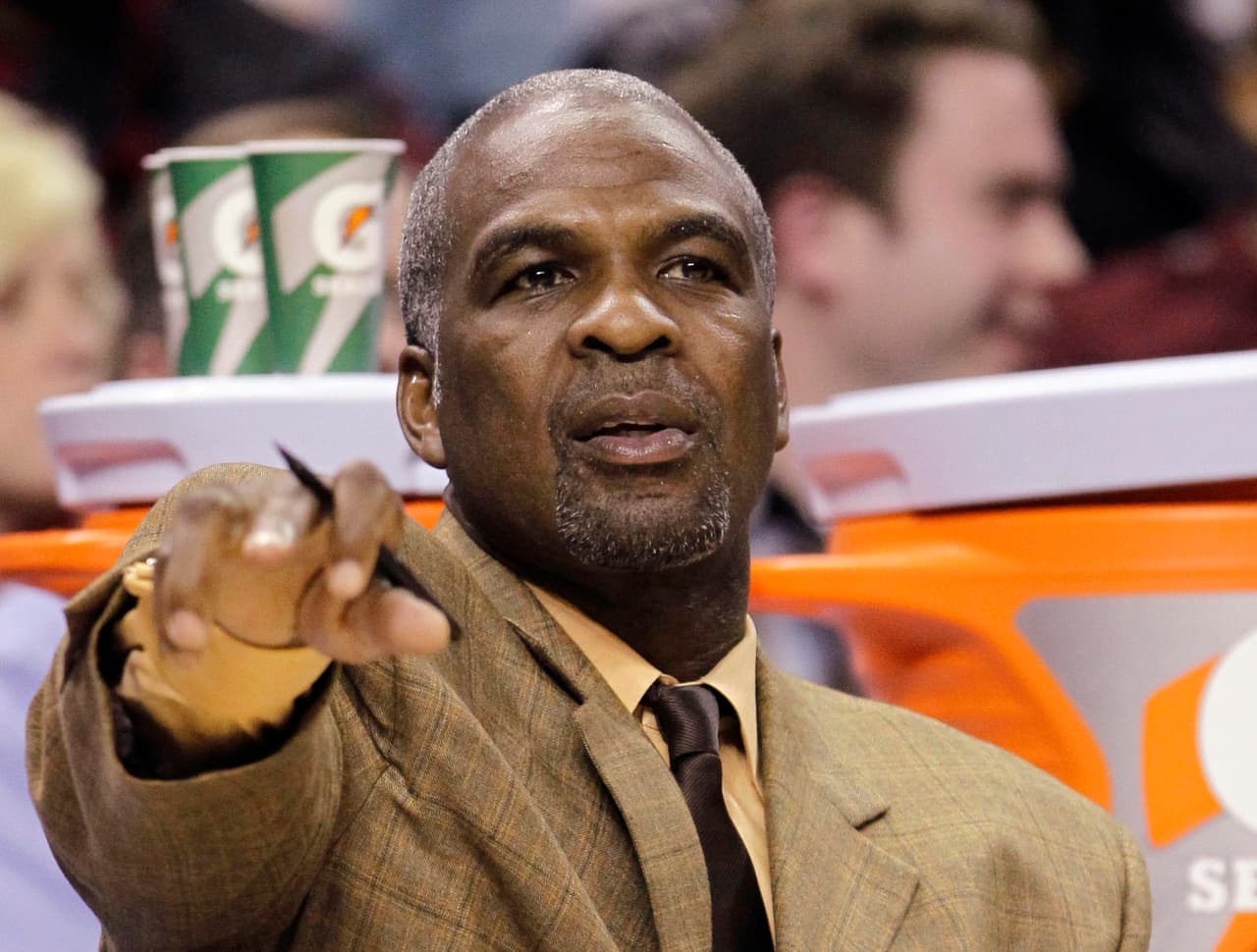 ARCHIVO - En esta foto del 20 de junio del 2011, el entonces asistente de los Bobcats de Charlotte y ex jugador de los Knicks Charles Oakley instruye a jugadores en la primera mitad de un partido de la NBA contra los 76ers de Filadelfia. Oakley fue sacado a la fuerza del Madison Square Garden por un altercado con el dueño de los Knicks James Dolan el miércoles, 8 de febrero del 2017. (AP Foto/Chuck Burton)