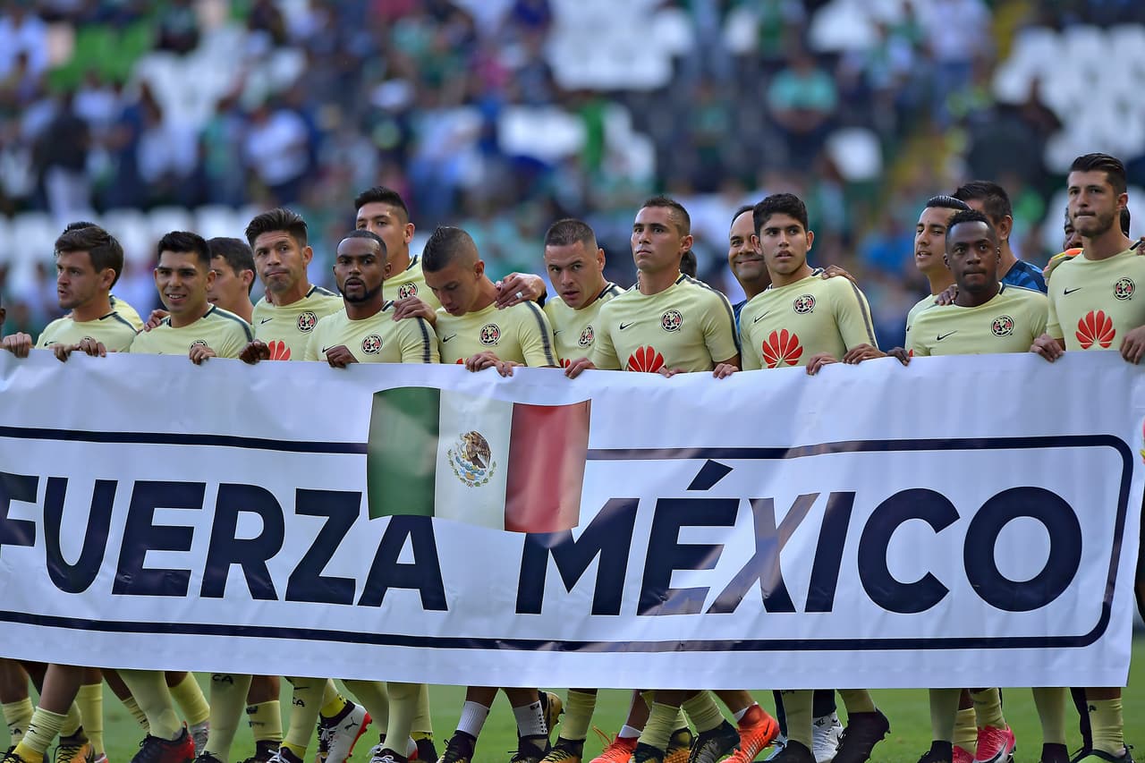 Action photo during the match Leon vs America corresponding 11st of the MX League of the Apertura 2017 Tournament. Foto de accion durante el partido Leon vs America, correspondiente a la Jornada 11 de la Liga MX del Torneo Apertura 2017, en Estadio Nou Camp en la foto: Vista General Jugadores de America muestran manta en apoyo a los daminificados por el sismo 27/08/2017/MEXSPORT/Isaac Ortiz