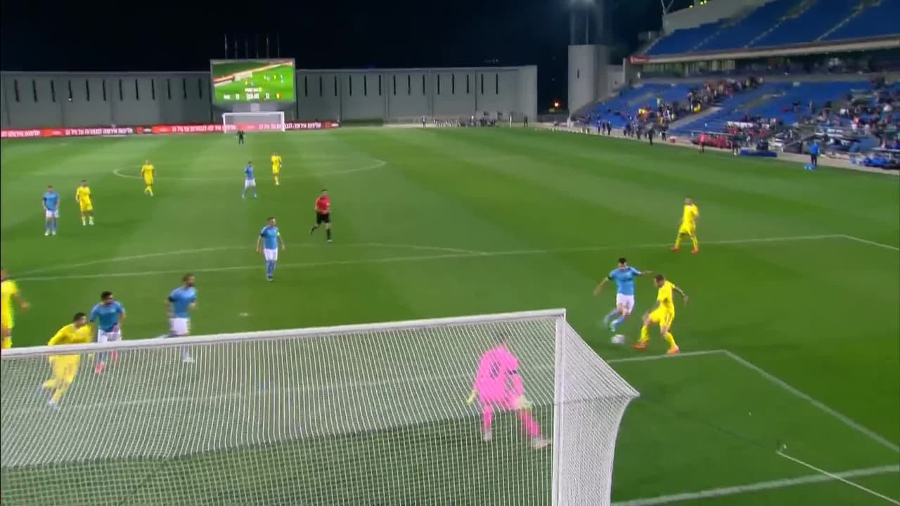 ¡GOL!  anota para Rumanía. Alexandru Cicâldau