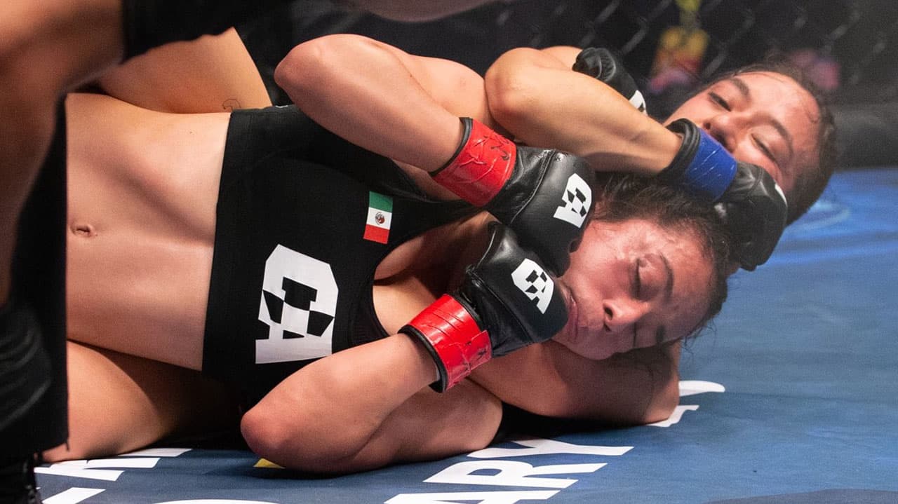 <b>Laura Huizar y Ana Palacios se liaron en un duelo épico dentro de 'La jaula' de Combate Américas de donde Palacios se llevó la victoria con la 'mata leones'.</b>