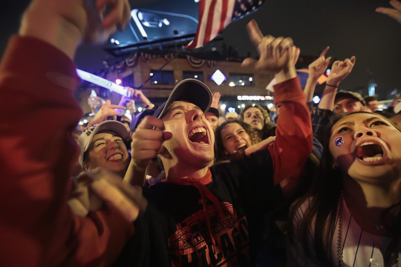 La celebración frente al Wrigley Field se extendió hasta la madrugada, y seguramente continuará hasta que el equipo regrese a la ciudad.