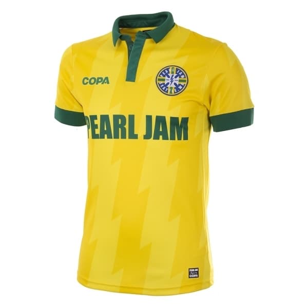 La popular banda de rock Pearl Jam anució este miércoles su nueva línea de playeras futboleras con algunos países que harán parte de la Copa del Mundo de Rusia 2018. España, Argentina, Brasil, México, Inglaterra, entre otros, hacen parte de esta hermosa colección.