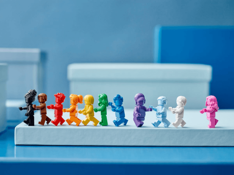 Presenta 11 minifiguras monocromáticas, cada una con su propio destello fabuloso, peinado único y color del arco iris.