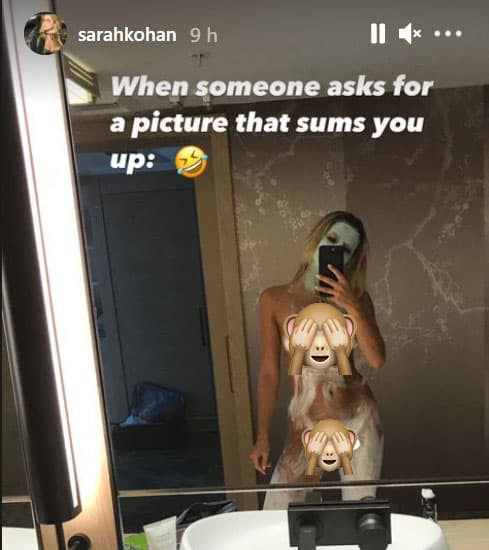 Claro que tampoco han faltado las fotos pasadas de tono, como esta en la que se dejó ver 'en cueros' en las historias de su cuenta de Instagram.