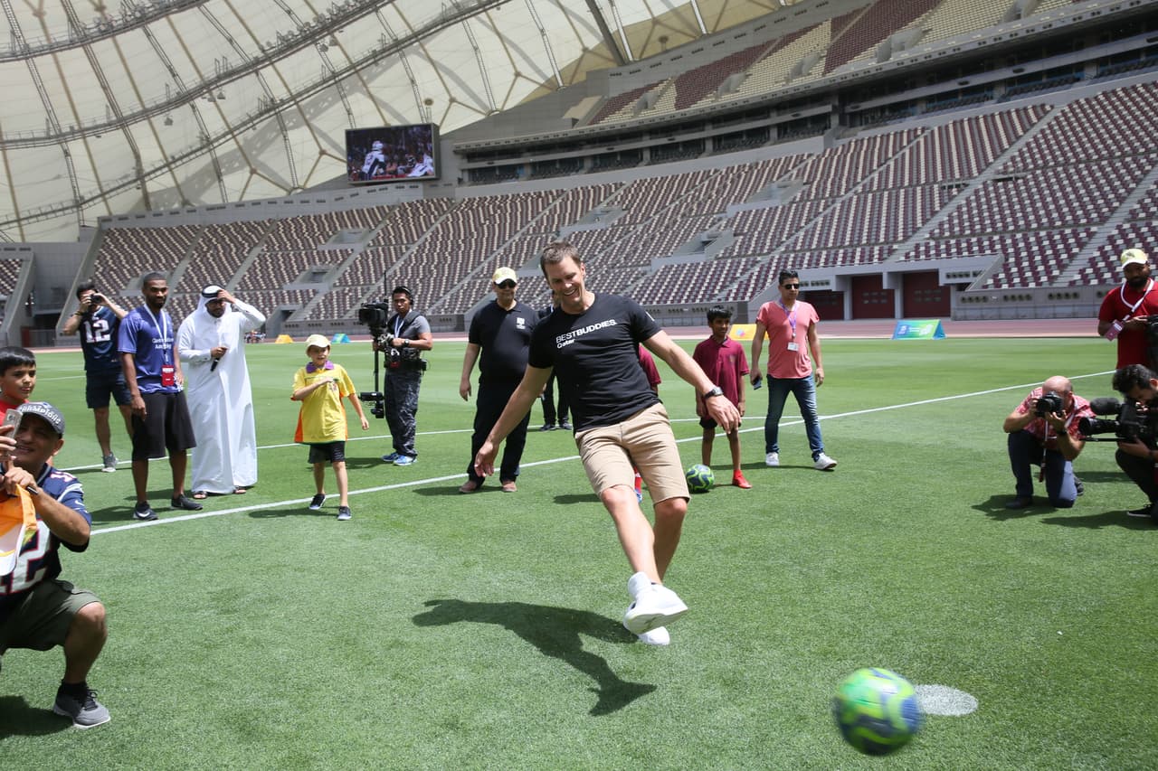 Brady se dejó contagiar de la fiebre de fútbol en el jugar que será sede mundialista en 2022.