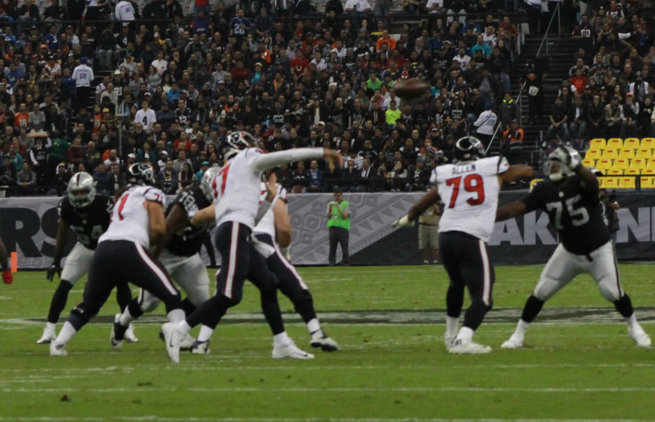 Te presentamos las mejores imágenes que nos dejó el juego entre Raiders y Texans en la cancha del estadio Azteca de la ciudad de México.