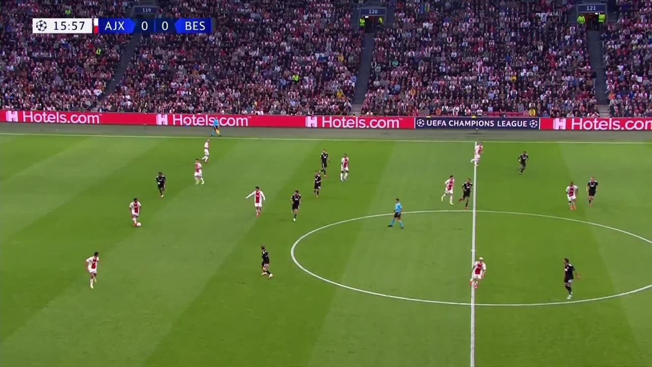 ¡GOL!  anota para Ajax. Steven Berghuis