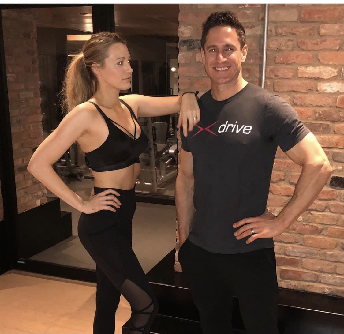 No comparte mucho sobre sus rutinas pero si presume fotos alado de su entrenador personal.