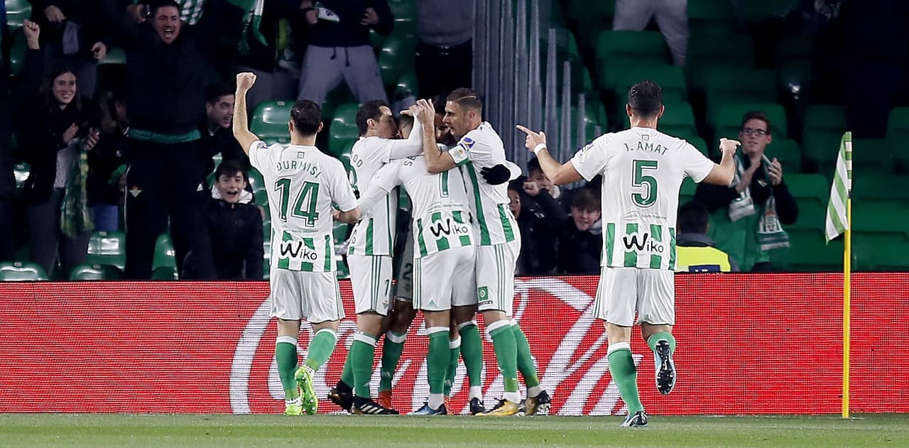 GRAF2730. SEVILLA, 15/01/2018.- Los jugadores del Real Betis celebran el gol de Cristian Tello, primero de su equipo ante el Leganés, durante el partido de la decimonovena jornada de Liga en Primera División que se disputa hoy en el estadio Benito Villamarín, en Sevilla. EFE/José Manuel Vidal.