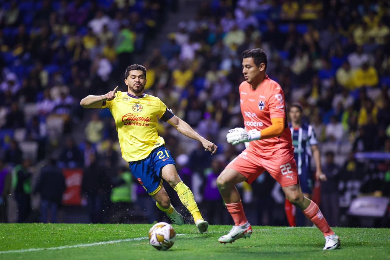 Henry Martin disputa el balón con Luis Cárdenas.