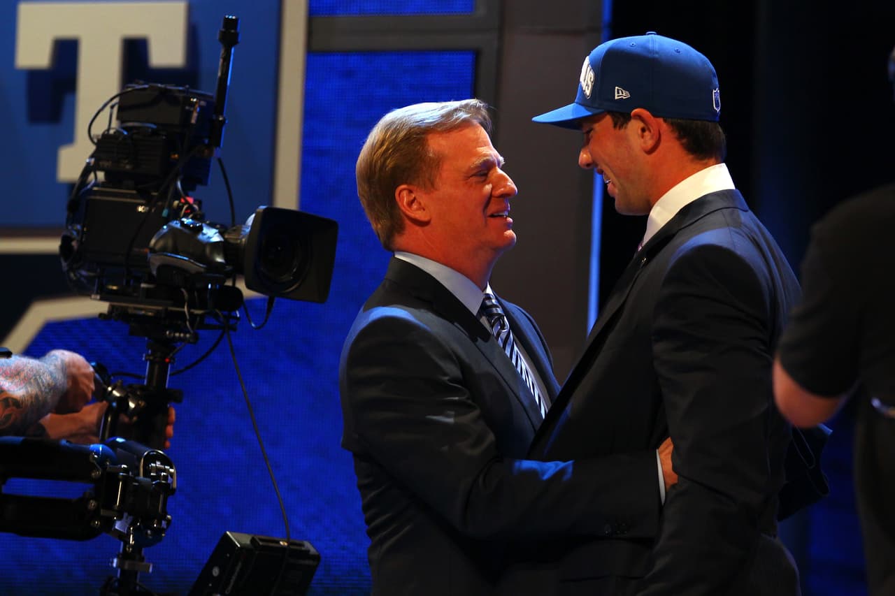 Durante el Draft del 2012 fue seleccionado por los Indianapolis Colts en el Pick número 1.