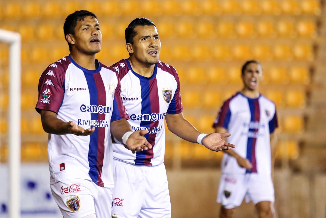 Pero a los 37 minutos Ernesto Alejandro Reyes con un zapatazo desde 25 metros de la cabaña del portero Carlos Velázquez, lo batió con un sendo golazo que empató 1-1 el partido.
