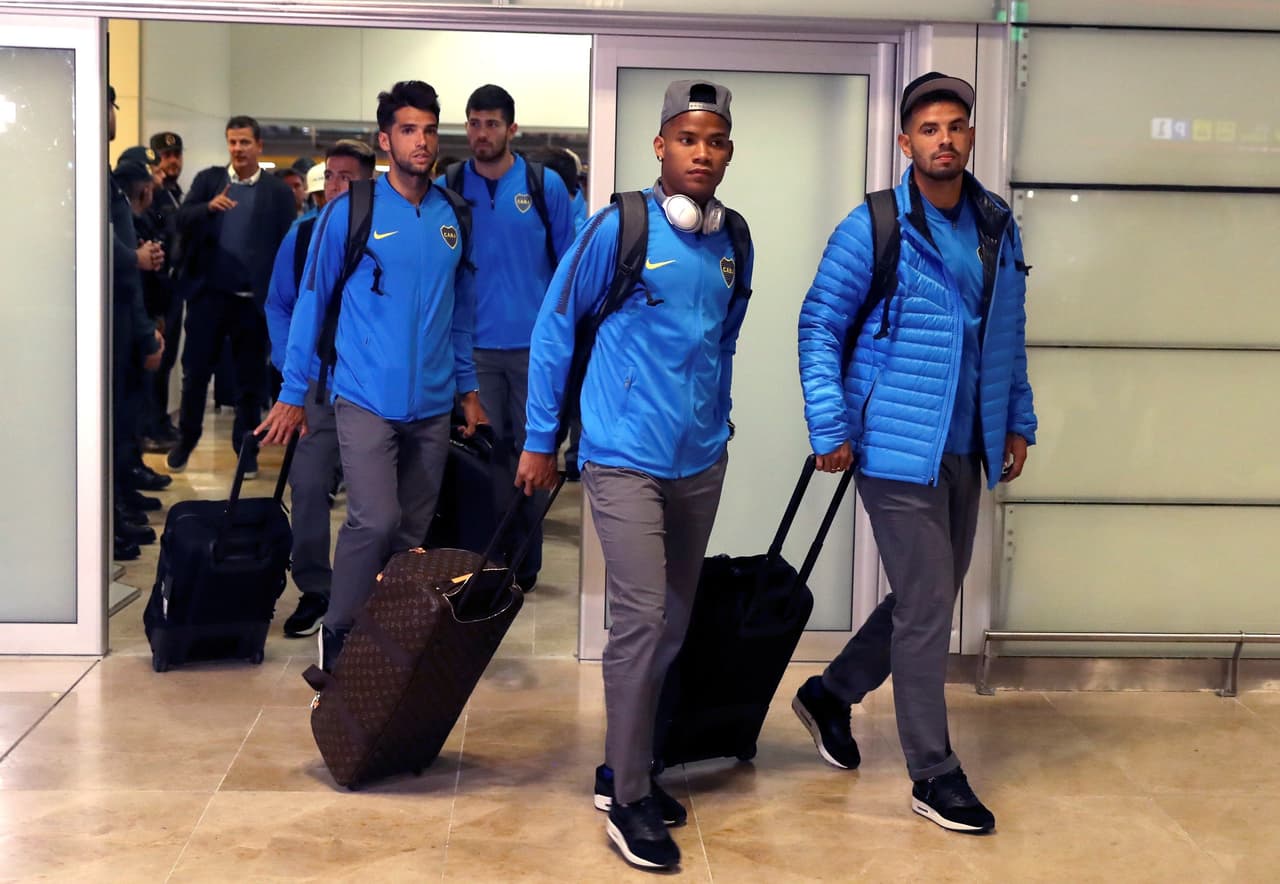A su salida de inmigración en el aeropuerto de Barajas varios medios los esperaban así como algunos fanáticos.