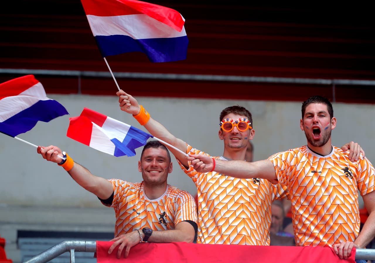 Como si estuvieran en Amsterdam, la afición holandesa se tomó Valenciennes para apoyar a su selección femenina en el segundo juego de la fase de grupos del Mundial que se disputa en Francia.