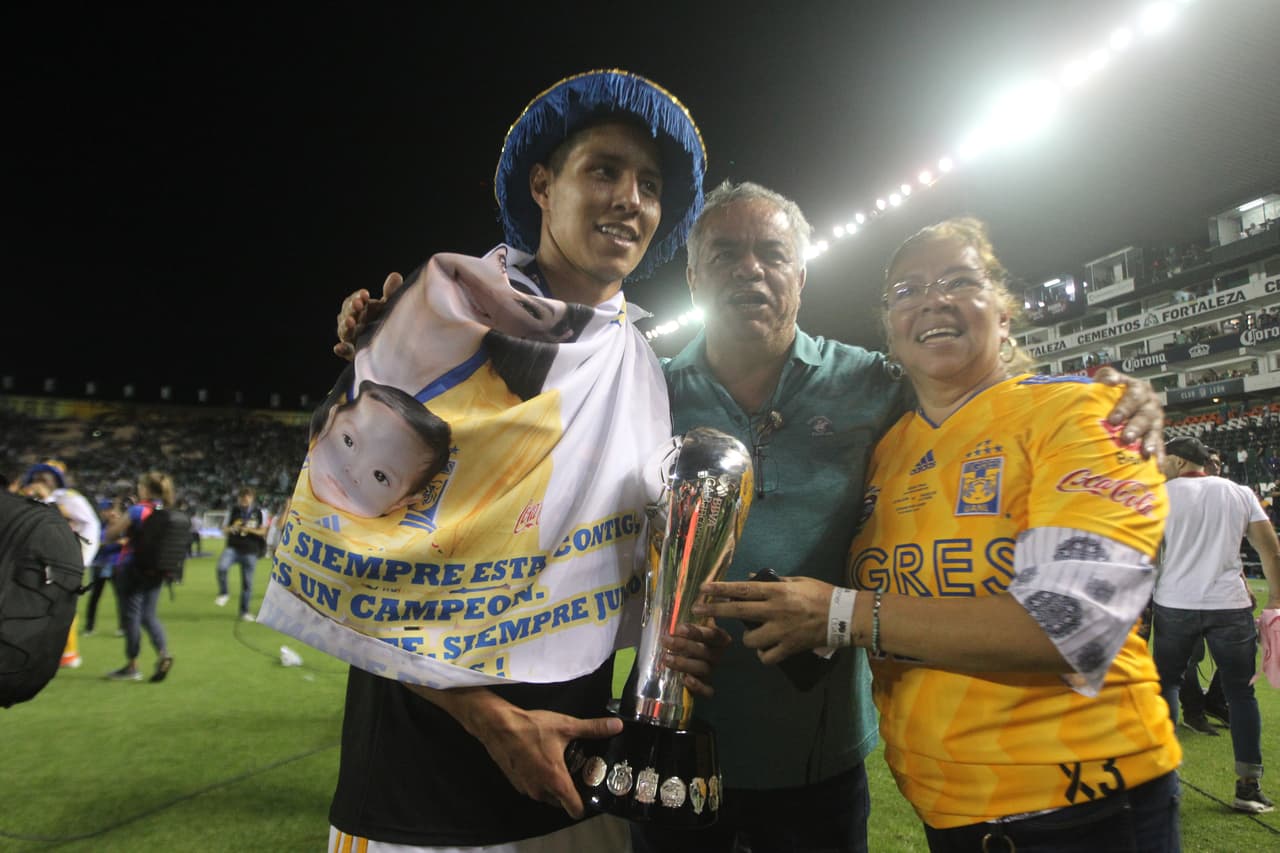 ¡Tigres se proclama Campeón del fútbol mexicano! Los felinos regiomontanos cosecharon su séptimo título de la Liga MX y se cuelan, aunque muchos se sigan negando a aceptarlo, entre los grandes del balompié azteca. Luego de superar en una Final de un solo gol a los Esmeraldas del León, así se dieron los festejos de los Tigres en patio ajeno, imágenes para el recuerdo y que hay que darse un tiempo para echarles un ojo, sobre todo la fiel afición de los felinos regios.